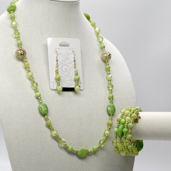 Set Bracelet Necklace Earrings Green Howlite Beads Crystal Memory Wire Charms - Picture 1 of 2